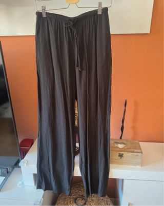 Pantalón fluido negro con bolsillos
