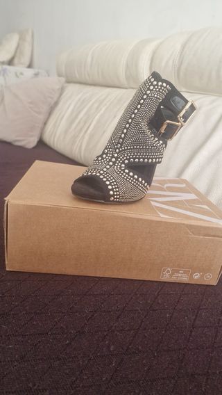 Zapatos de tacón extremos negros y dorados