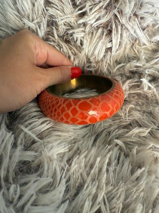 Pulsera naranja con diseño de piel de serpiente