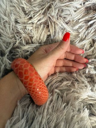 Pulsera naranja con diseño de piel de serpiente