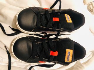 Zapatillas Adidas niño negras con rojo y verde