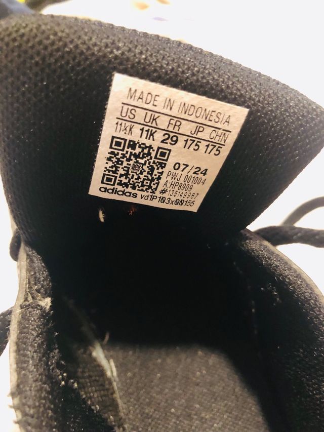 Zapatillas Adidas niño negras con rojo y verde