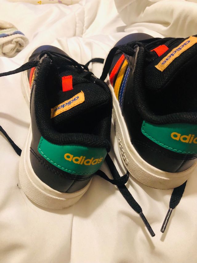 Zapatillas Adidas niño negras con rojo y verde