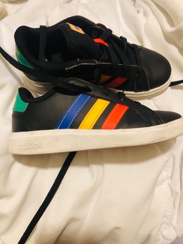 Zapatillas Adidas niño negras con rojo y verde