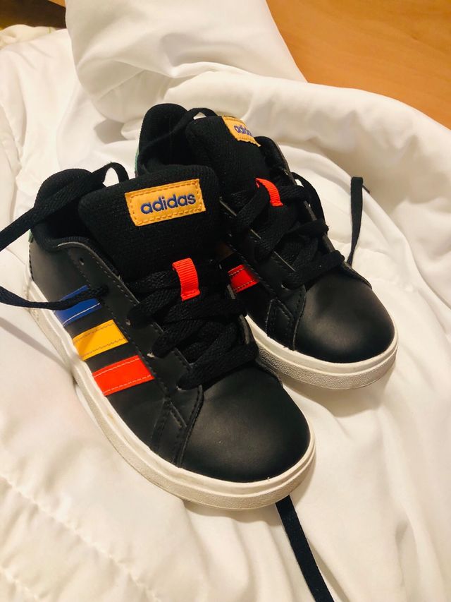 Zapatillas Adidas niño negras con rojo y verde