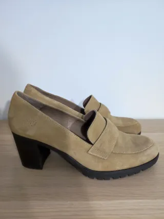 Zapatos de tacón beige ante