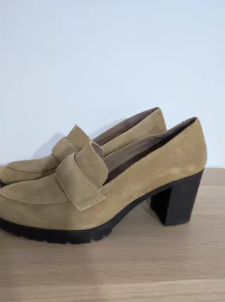 Zapatos de tacón beige ante