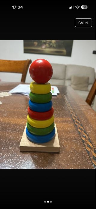 Gioco in legno con anelli colorati