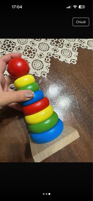 Gioco in legno con anelli colorati