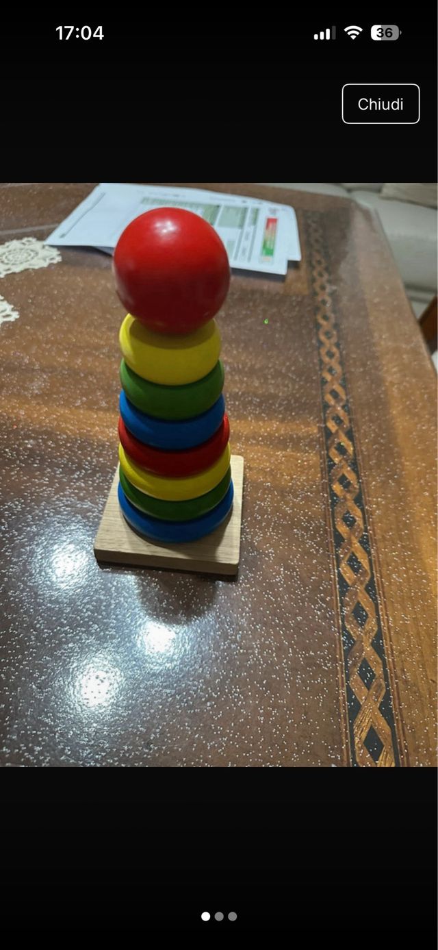 Gioco in legno con anelli colorati