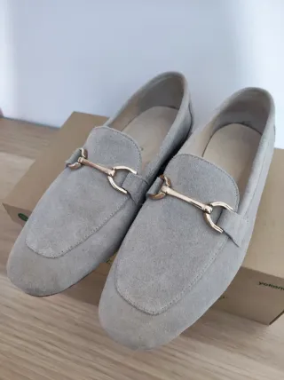 Mocasines Beige con Detalle Dorado Mujer