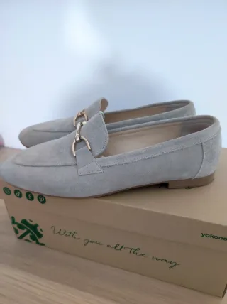 Mocasines Beige con Detalle Dorado Mujer