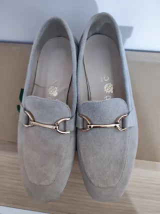 Mocasines Beige con Detalle Dorado Mujer