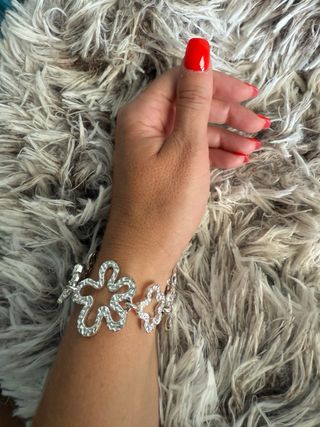 Pulsera plateada con flores