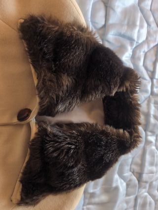 Abrigo beige mujer con cuello y puños marrones