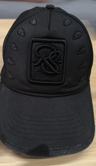 Gorra REDFILLS Negra con Detalles Brillantes
