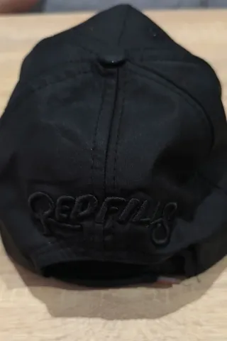 Gorra REDFILLS Negra con Detalles Brillantes