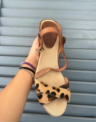 Sandali con zeppa stampa leopardata