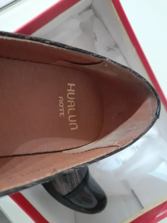 Zapatos de tacón negros y plateados