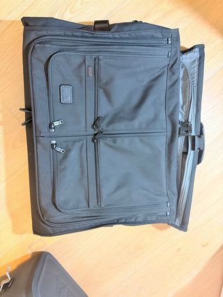 Bolsa de viaje Tumi para trajes.