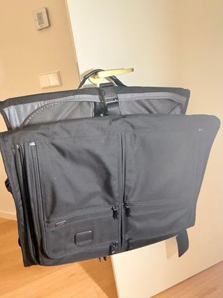 Bolsa de viaje Tumi para trajes.
