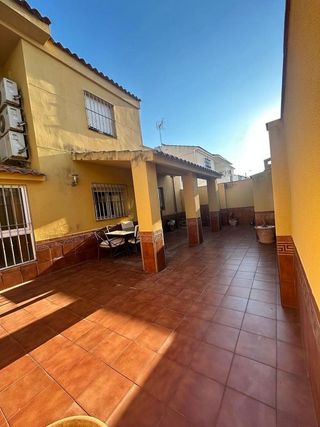 Casa adosada en venta en Zona Avda. Juan de Diego - Parque Municipal  en Bormujos
