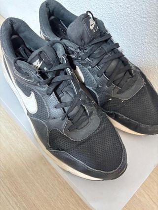 Zapatillas Nike Air Negras y Blancas