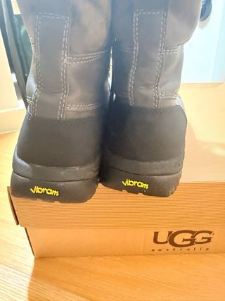 Botas de invierno UGG grises y negras