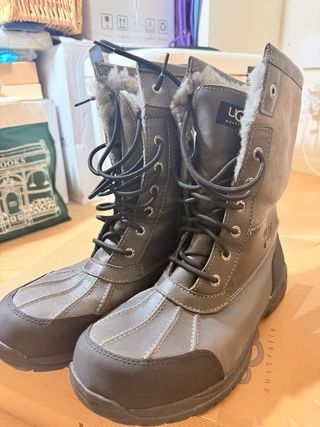 Botas de invierno UGG grises y negras