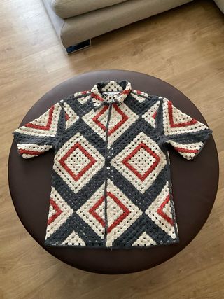 Camisa tejida a crochet geométrica