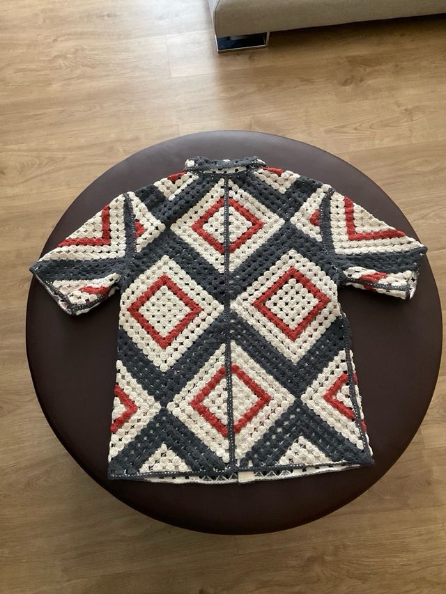 Camisa tejida a crochet geométrica