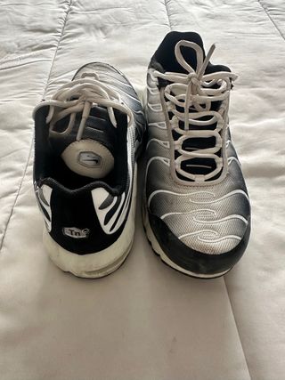 Zapatillas Nike TN Negras y Grises