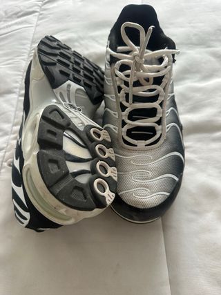 Zapatillas Nike TN Negras y Grises