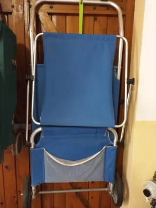 Silla de playa plegable azul y plateada