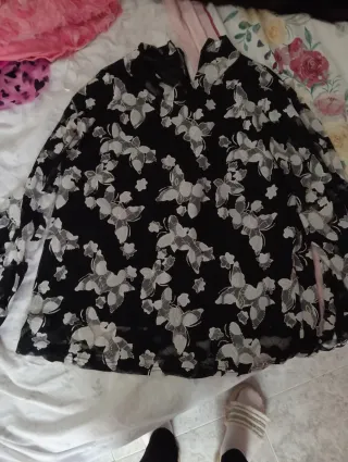 Blusa negra con estampado de mariposas