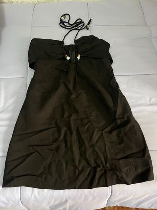 Vestido negro con tiras y abalorios