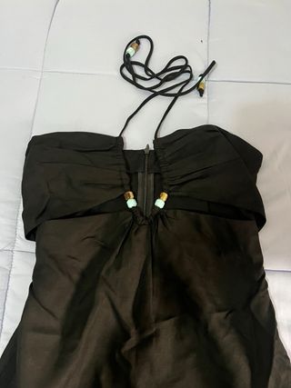 Vestido negro con tiras y abalorios