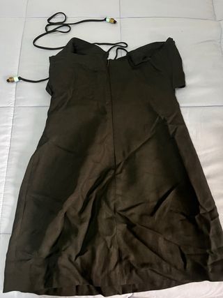 Vestido negro con tiras y abalorios