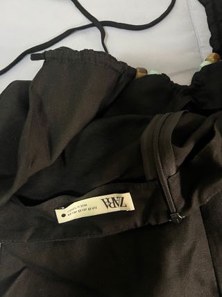 Vestido negro con tiras y abalorios