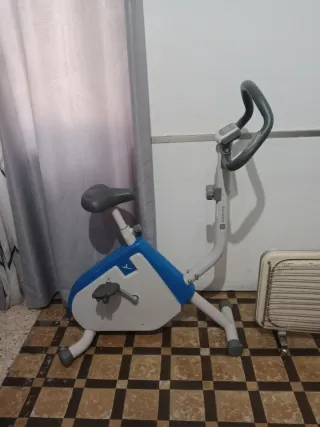 Bicicleta Estática Azul y Blanca