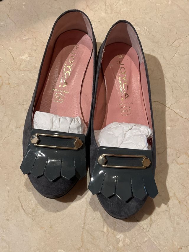 Zapatos planos Joyca grises con detalle dorado