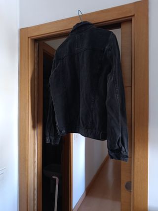 Chaqueta vaquera negra efecto lavado