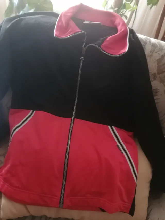 Chaqueta deportiva negra y rosa