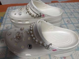 Crocs Blancos con Dijes de Perlas y Flores