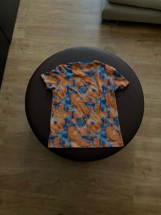 Camiseta Estampada Naranja y Azul