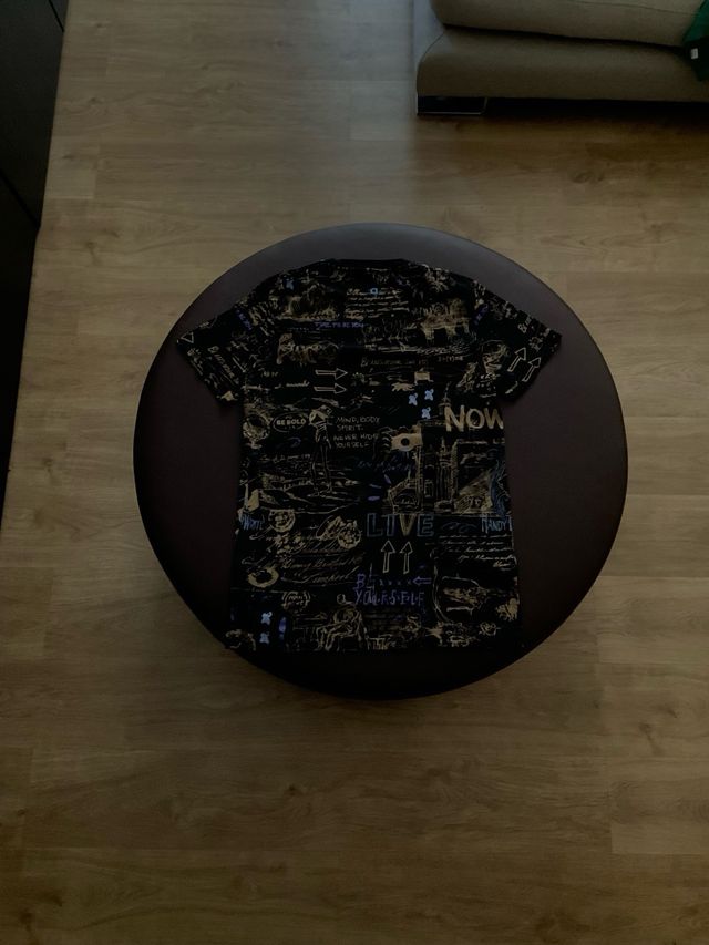 Camiseta estampada negra multicolor