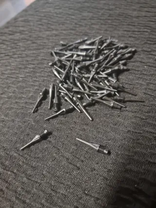 Repuestos para dardos. Puntas, plumas y cañas.