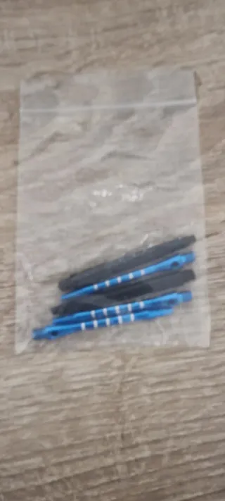 Repuestos para dardos. Puntas, plumas y cañas.