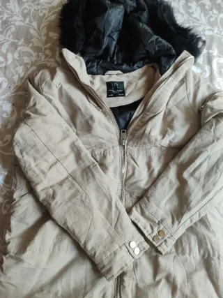 Cazadora beige con capucha y pelo
