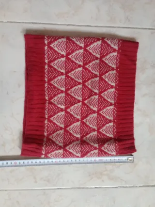 Braga de cuello tejida roja y blanca